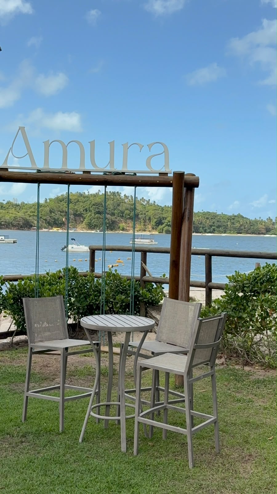 Beach lounge do condomínio à beira d'água